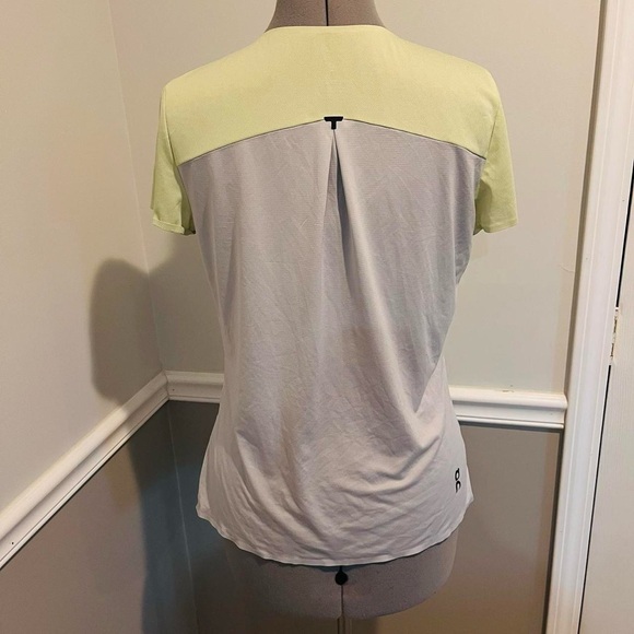 Women’s medium On Cloud performance t-shirt - Picture 5 of 7